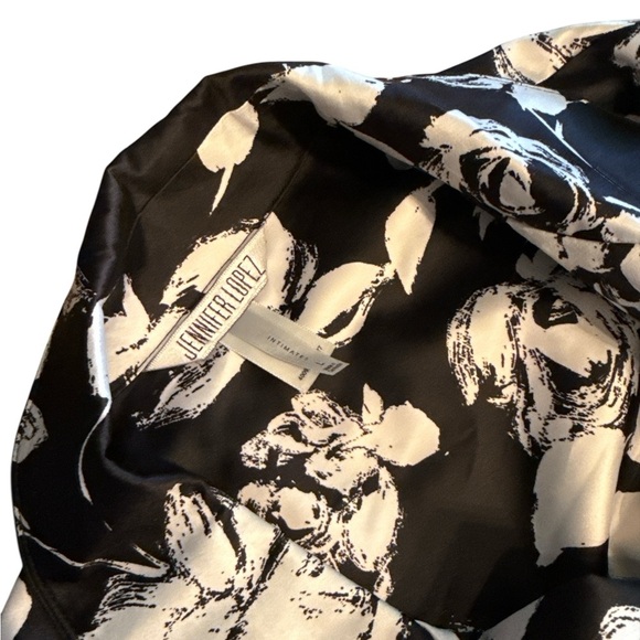 Jennifer Lopez Monochrome Floral Loungewear - Picture 4 of 4